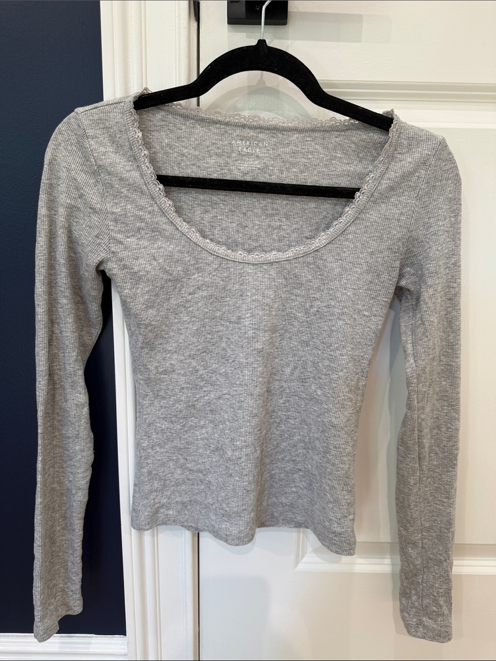 American Eagle Outfitters Light Heather Gray Long-Sleeve Scoop Neck Top